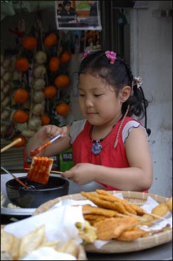 엄마를 돕고 있는 오고운나래양. 떡꼬치 고추장 바르는 실력은 수준급이다. 